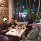 FOTO : Suasana Kunjungan dan Silaturahmi Pemimpin Redaksi Mas Hariyanto bersama Kabiro Karawang Fagi Oktoroy di Cafe Hotel Omega Karawang (Aisyah/SUARA UTAMA)
