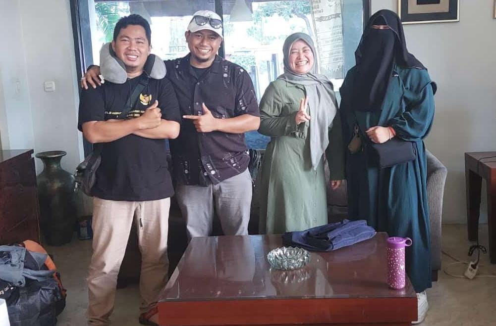 FOTO : Suasana Kunjungan dan Silaturahmi Pemimpin Redaksi Mas Hariyanto bersama Kabiro Karawang Fagi Oktoroy di Cafe Hotel Omega Karawang (Aisyah/SUARA UTAMA)