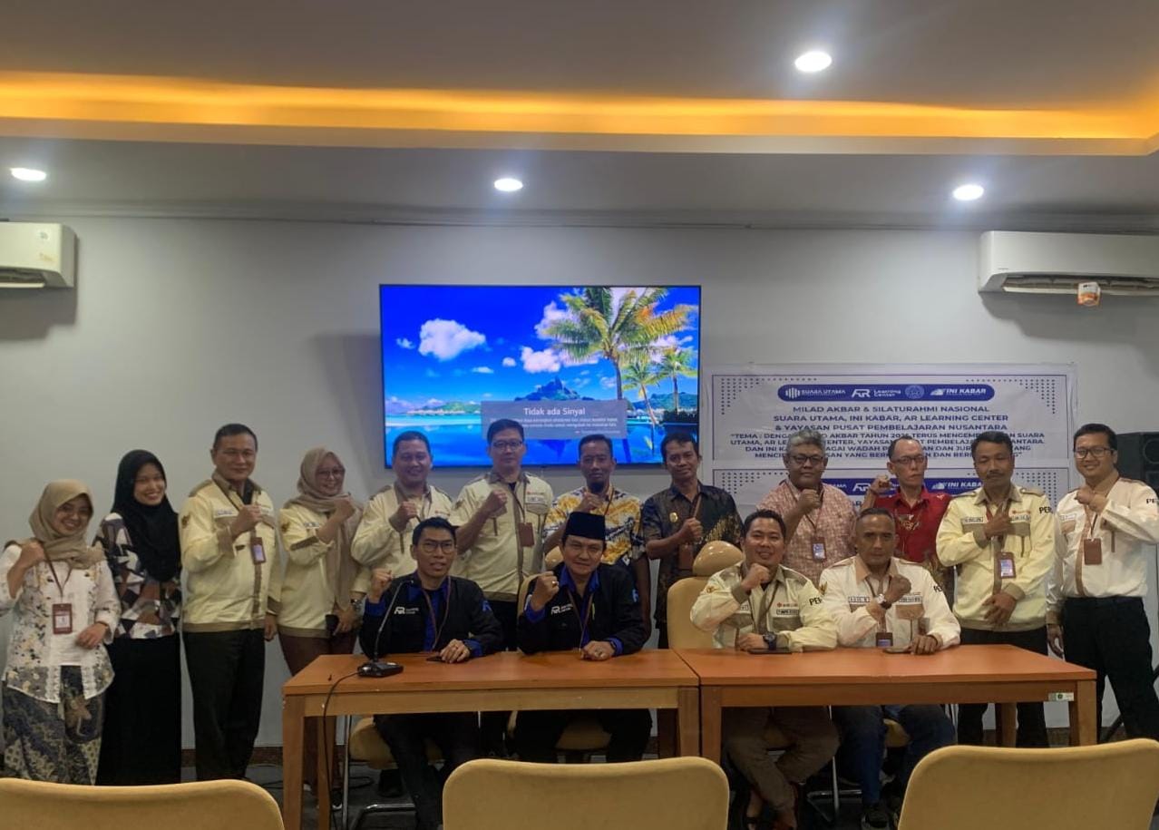 FOTO : Penghargaan Keanggotaan AR Learning Center dan Suara Utama, Puncak Milad Akbar Yayasan Pusat Pembelajaran Nusantara (Aisyah Putri Widodo/SUARA UTAMA)