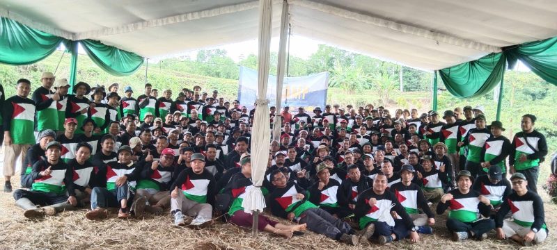 Photo Bersama para ayah peserta Fit Camp Tahun 2025 yang dilaksanakan oleh Mulia Bhakti Sriwijaya Sumsel pada Sabtu - Senin, 25 - 27 Januari 2025 di Kawasan Wisata Binaria Pagaralam (Photo : Suara Utama / Zahruddin Hodsay)