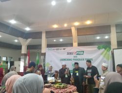 Simbolisasi launching program tihwa dengan pemotongan tumpeng 