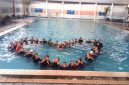 Member Muslimah Swimming Squad (MSS) Chapter Palembang saat berpose berasama di kolam renang membentuk simbol love saat latihan renang beberapa waktu lalu (Photo : Suara Utama / Zahruddin Hodsay)