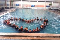 Member Muslimah Swimming Squad (MSS) Chapter Palembang saat berpose berasama di kolam renang membentuk simbol love saat latihan renang beberapa waktu lalu (Photo : Suara Utama / Zahruddin Hodsay)