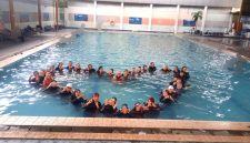 Member Muslimah Swimming Squad (MSS) Chapter Palembang saat berpose berasama di kolam renang membentuk simbol love saat latihan renang beberapa waktu lalu (Photo : Suara Utama / Zahruddin Hodsay)