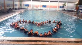 Member Muslimah Swimming Squad (MSS) Chapter Palembang saat berpose berasama di kolam renang membentuk simbol love saat latihan renang beberapa waktu lalu (Photo : Suara Utama / Zahruddin Hodsay)