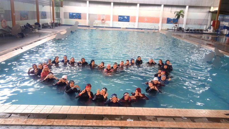 Member Muslimah Swimming Squad (MSS) Chapter Palembang saat berpose berasama di kolam renang membentuk simbol love saat latihan renang beberapa waktu lalu (Photo : Suara Utama / Zahruddin Hodsay)