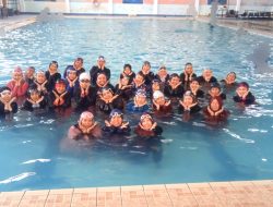 Pose Berama di Kolam Renang Emak-Emak Belum Bisa Renang ??? Yuk Ikut MSS, Komunitas Belajar Renang Gratis bagi Muslimah Hijabers Suara Utama ID Mengabarkan Kebenaran | Website Resmi Suara Utama