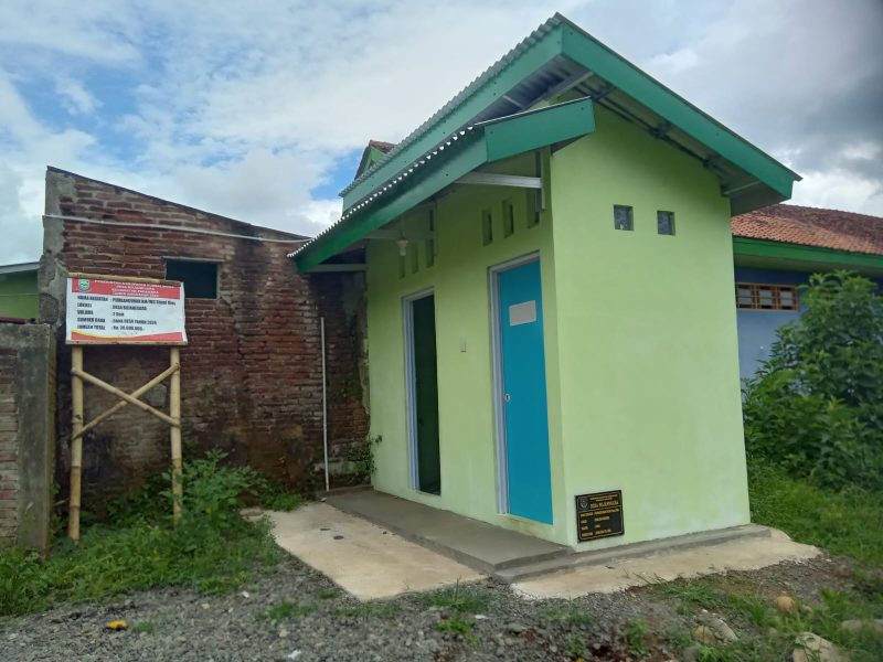 Foto: Bangunan MCK mini dengan dua pintu, masing-masing berukuran 1,5 x 3 meter, desa Bojanegara, (13/2/2025)