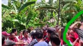 Foto : saat korban sedang dikeroyok oleh massa, sumber : video warga sekitar