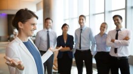 Ilustrasi : Opinion leader sedang menjelaskan suatu Informasi ( Sumber : Freepik)