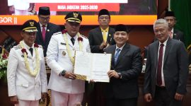 Serah terima PJ Bupati Bogor, Bachril Bakri kepada Bupati Bogor, Rudy Susmanto dan Wakil Bupati Bogor, Ade Ruhandi ( Sumber/Diskominfo Kab Bogor)