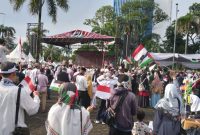 Ribuan warga Sumsel menghadiri kegiatan Aksi Bela Palestina Jilid III dan Tarhid Ramadhan 1446 H di Lapangan DPRD Sumsel pada Minggu pagi (16/1/2025). (Photo : Suara Utama / Zahruddin Hodsay)