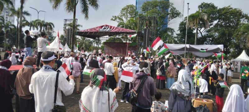 Ribuan warga Sumsel menghadiri kegiatan Aksi Bela Palestina Jilid III dan Tarhid Ramadhan 1446 H di Lapangan DPRD Sumsel pada Minggu pagi (16/1/2025). (Photo : Suara Utama / Zahruddin Hodsay)