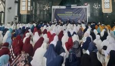 Ribuan jamaah mendengarkan ceramah Tarhib Ramadhan 1446 H yang disampaikan Da'i Nasional Ustadz Dr. H. Amir Faishol Fath, Lc, MA pada Sabtu lalu (22/2) di Masjid Ar'Ra'yah DPRD Provinsi Sumatera Selatan (Photo : Suara Utama / Zahruddin Hodsay)