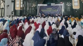 Ribuan jamaah mendengarkan ceramah Tarhib Ramadhan 1446 H yang disampaikan Da'i Nasional Ustadz Dr. H. Amir Faishol Fath, Lc, MA pada Sabtu lalu (22/2) di Masjid Ar'Ra'yah DPRD Provinsi Sumatera Selatan (Photo : Suara Utama / Zahruddin Hodsay)