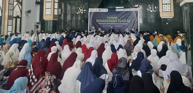 Ribuan jamaah mendengarkan ceramah Tarhib Ramadhan 1446 H yang disampaikan Da'i Nasional Ustadz Dr. H. Amir Faishol Fath, Lc, MA pada Sabtu lalu (22/2) di Masjid Ar'Ra'yah DPRD Provinsi Sumatera Selatan (Photo : Suara Utama / Zahruddin Hodsay)