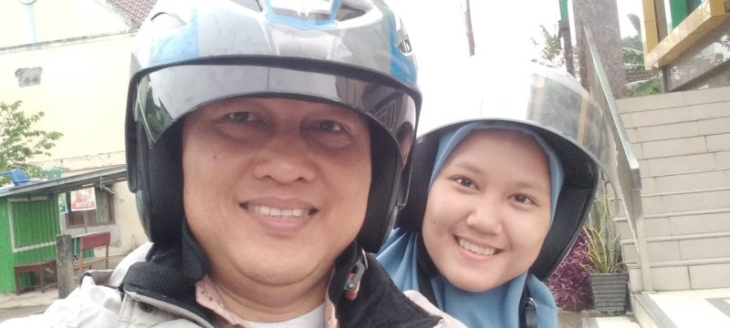 Photo saya Zahruddin Hodsay (Kaperwil Sumsel Media Nasional Online Suara Utama) bersama anak Naila Aqilah Azzahra (Kelas XI SMAIT Bina Ilmi Palembang) yang selalu menggunakan helm setelah mendapat perlakuan kasar dan kurang menyenangkan dari polisi (Photo : Suara Utama / Zahruddin Hodsay)