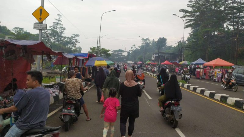 Suasana pasar kaget Cikeas, Jl raya akses tol Cimanggis-Cikeas Bogor (Itam Mustopa/Suara Utama)