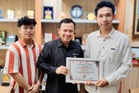 FOTO : Penyerahan sertifukat webinar kepada Rektor Uniku.Dok (Ilham Akbar/Suara Utama)