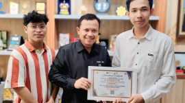 FOTO : Penyerahan sertifukat webinar kepada Rektor Uniku.Dok (Ilham Akbar/Suara Utama)