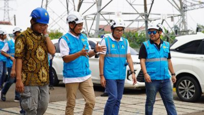 General Manager PLN UIT JBB Jarot Setyawan tengah melakukan inspeksi di Gardu Induk Cireundeu, Banten, Jumat (28/2)