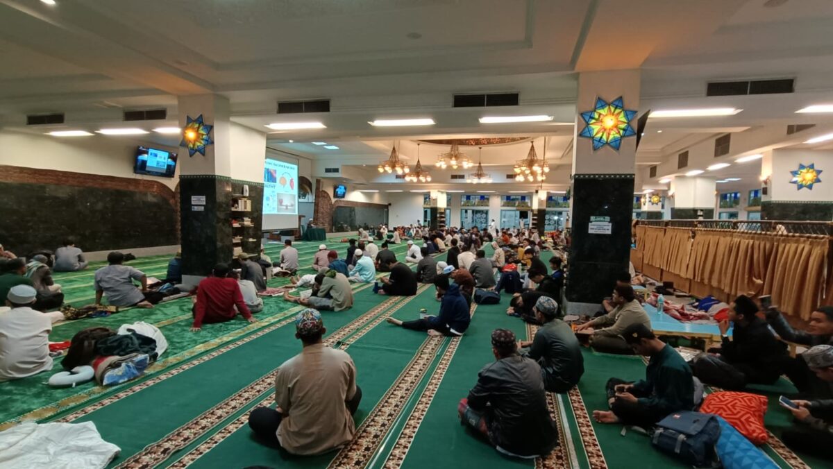Suasana I'tikaf di Masjid Al-Aqobah 1 PT Pusri Palembang, yang diisi dengan kajian i'tikaf dan bakda Subuh  (Photo : Suara Utama / Zahruddin Hodsay) 