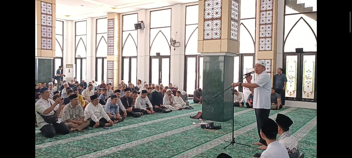 Gubernur Sumatera Selatan H. Herman Deru, SH, MM saat memberikan sambutan dan arahan pada kegiatan Dauman Ma'al Qur'an 8 Jam 8 Juz yang digelar oleh Lembaga Quran Bina Ilmi bekerjasma dengan Rumah Zakat dan Pemprov Sumsel pada Minggu 23 Maret 2025 di Masjid Ar-Ra'iyah DPRD Provinsi Sumatera Selatan (Photo : Suara Utama / Zahruddin Hodsay)