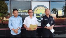 Foto : Pers Rilis, Ipda Listono, S.H (kiri), Kasat Reskrim Polres Nias AKP. Adlersen Lambas Parto, S.H., M.H (tengah), dan Humas Polres Nias Aipda Motivasi Gea (kanan) 