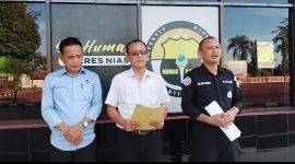 Foto : Pers Rilis, Ipda Listono, S.H (kiri), Kasat Reskrim Polres Nias AKP. Adlersen Lambas Parto, S.H., M.H (tengah), dan Humas Polres Nias Aipda Motivasi Gea (kanan) 