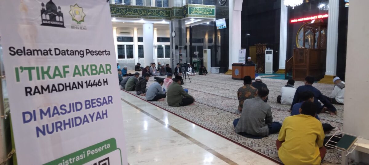 Tausiyah setelah Shalat Subuh membahas Al-Quran dan Aktualisasinya yang disampaikan oleh KH. Dr. Husnul Amin, Lc, MHI, MM pada I'tikaf Akbar di Masjid Besar Nur Hidayah Jln. Demang Lebar Daun Palembang pada Jumat malam 21/3/2025.  (Photo : Suara Utama / Zahruddin Hodsay)