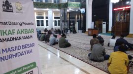 Tausiyah setelah Shalat Subuh membahas Al-Quran dan Aktualisasinya yang disampaikan oleh KH. Dr. Husnul Amin, Lc, MHI, MM pada I'tikaf Akbar di Masjid Besar Nur Hidayah Jln. Demang Lebar Daun Palembang pada Jumat malam 21/3/2025.  (Photo : Suara Utama / Zahruddin Hodsay)