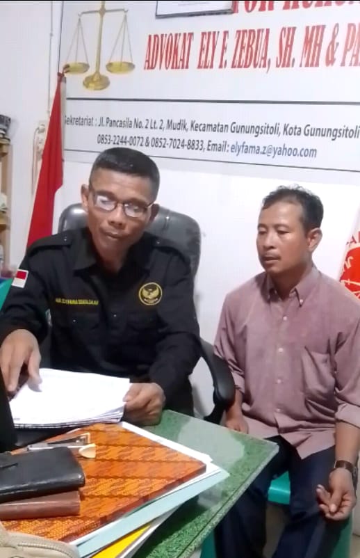 Foto : Pengacara Hukum Ely Fama Zebua, SH. MH (kiri) dan Pelapor atau Korban Dehenafao Laia (Kanan)