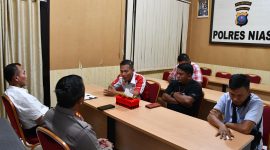 Foto : Tim LSM dan Pers saat beraudensi dengan Kapolres Nias dan Kasat Reskrim (sumber : Humas Polres Nias)