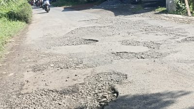 IMG 20250404 WA0002 Tambal Sulam Hanya berumur Sekitar 6 Bulan Sudah Kembali Berlobang Ruas Jalan Klenang Kidul - Pesawahan.  Suara Utama ID Mengabarkan Kebenaran | Website Resmi Suara Utama