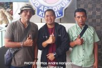FOTO : Silaturahmi Ketua Trabas Komunitas Jurnalis Nusantara bersama  Pemred Suara Utama dan Kabiro Probolinggo (SUARA UTAMA/Aisyah Putri Widodo)
