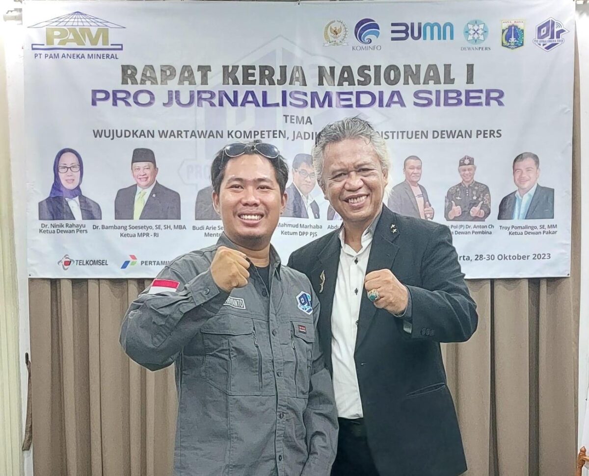 FOTO : Mas Andre Hariyanto bersama Irjen Pol. Dr. Drs. H. Anton Charliyan M.P.K.N, – Mantan Kepala Divisi Humas Polri, – Kepala Kepolisian Daerah Jawa Barat, Mulai menjabat 12 Desember 2016 (SUARA UTAMA)