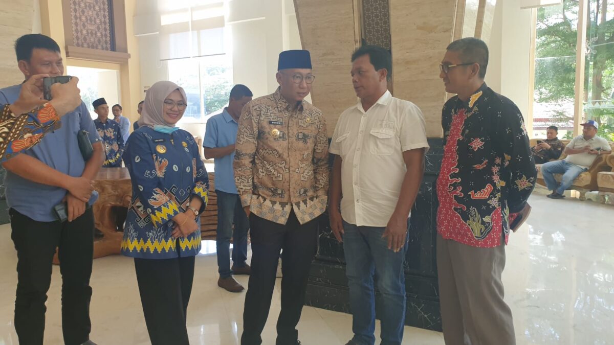 Gubernur Lampung (Berpeci) sedang berbincang ringan dengan Ketua P3UWL (Baju Putih) didampingi Pimpinan DKP Provinsi Lampung ||SUARAUTAMA.ID