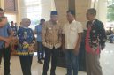 Gubernur Lampung (Berpeci) sedang berbincang ringan dengan Ketua P3UWL (Baju Putih) didampingi Pimpinan DKP Provinsi Lampung ||SUARAUTAMA.ID