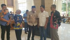 Gubernur Lampung (Berpeci) sedang berbincang ringan dengan Ketua P3UWL (Baju Putih) didampingi Pimpinan DKP Provinsi Lampung ||SUARAUTAMA.ID