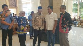 Gubernur Lampung (Berpeci) sedang berbincang ringan dengan Ketua P3UWL (Baju Putih) didampingi Pimpinan DKP Provinsi Lampung ||SUARAUTAMA.ID
