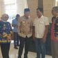 Gubernur Lampung (Berpeci) sedang berbincang ringan dengan Ketua P3UWL (Baju Putih) didampingi Pimpinan DKP Provinsi Lampung ||SUARAUTAMA.ID