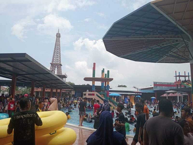 Suasana salah satu tempat wisata kolam renang 