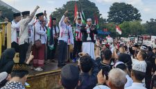 Walikota Palembang Ratu Dewa memberikan orasi dan dukungan kepada perjuangan Palestina pada kegiatan Aksi Bela Palestina Jilid IV di Bundaran Air Mancur (BAM) Palembang pada Ahad pagi (27/5). (Photo : Suara Utama / Zahruddin Hodsay)