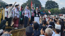 Walikota Palembang Ratu Dewa memberikan orasi dan dukungan kepada perjuangan Palestina pada kegiatan Aksi Bela Palestina Jilid IV di Bundaran Air Mancur (BAM) Palembang pada Ahad pagi (27/5). (Photo : Suara Utama / Zahruddin Hodsay)