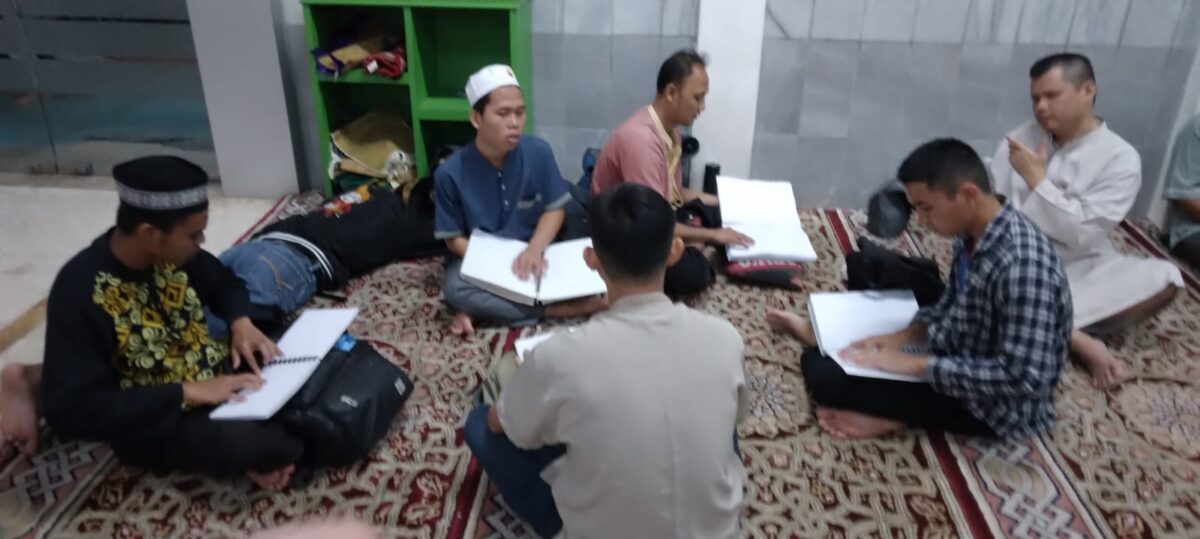 Sekelompok pemuda penyandang tuna netra dari Yayasan Netra Mandiri dan Ponpes Tuna Netra Cahaya Qolbu sedang membaca Quran braille pada i'tikaf malam 10 terakhir ramadhan di Masjid Besar Nurhidayah Jln Demang Lebar Daun Palembang pada Ahad malam (23/3).