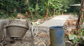 Foto : Kegiatan proyek pengecoran jalan desa Sukamulya wilayah Sukamakmur Kabupaten Bogor        (Itam Mustopa : Suara Utama)