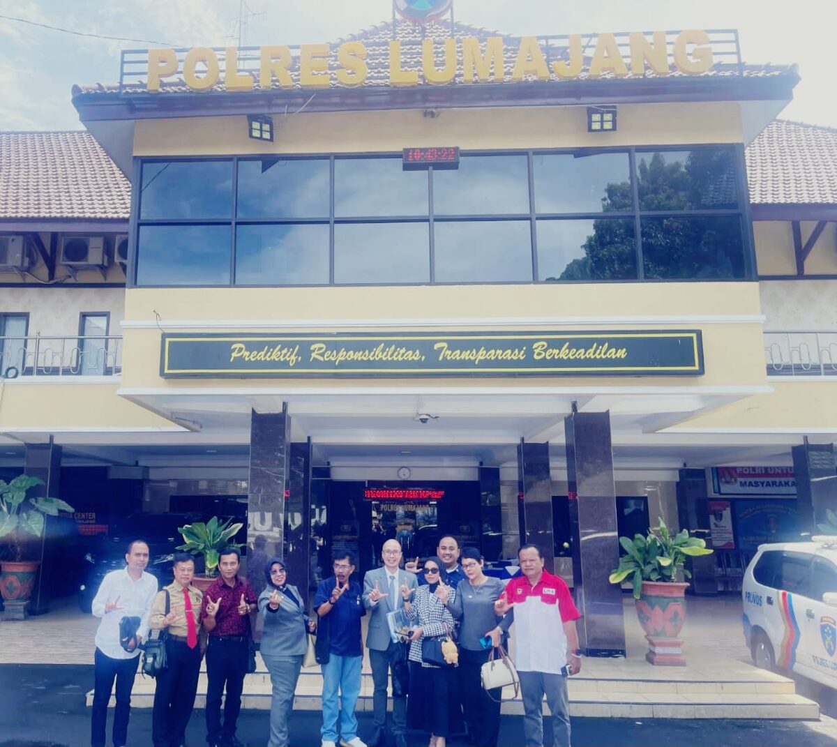 Foto : LBH LIRA Jawa Timur bersama LSM LIRA DPD Lumajang di depan kantor Polres Lumajang.