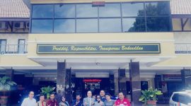 Foto : LBH LIRA Jawa Timur bersama LSM LIRA DPD Lumajang di depan kantor Polres Lumajang.