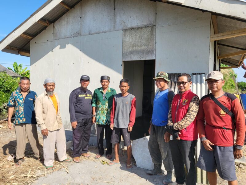 Pimpinan Muhammadiyah, Pemerintah Kampung di depan Rumah yang dibangun untuk Keluarga Hendri. Suarautama.ID