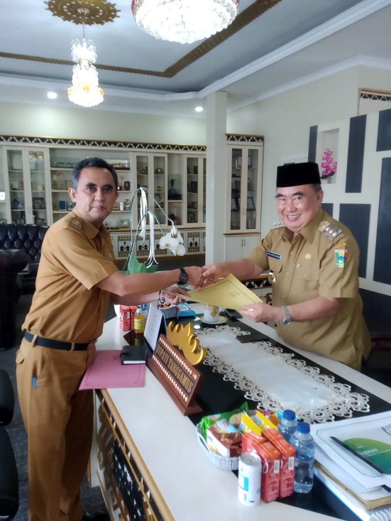 Bupati Tanggamus Menyerahkan SK PLT. Stap Ahli Bidang Ekonomi.|| SUARAUTAMA.ID